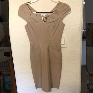 Elegant, form fitting dress with pockets